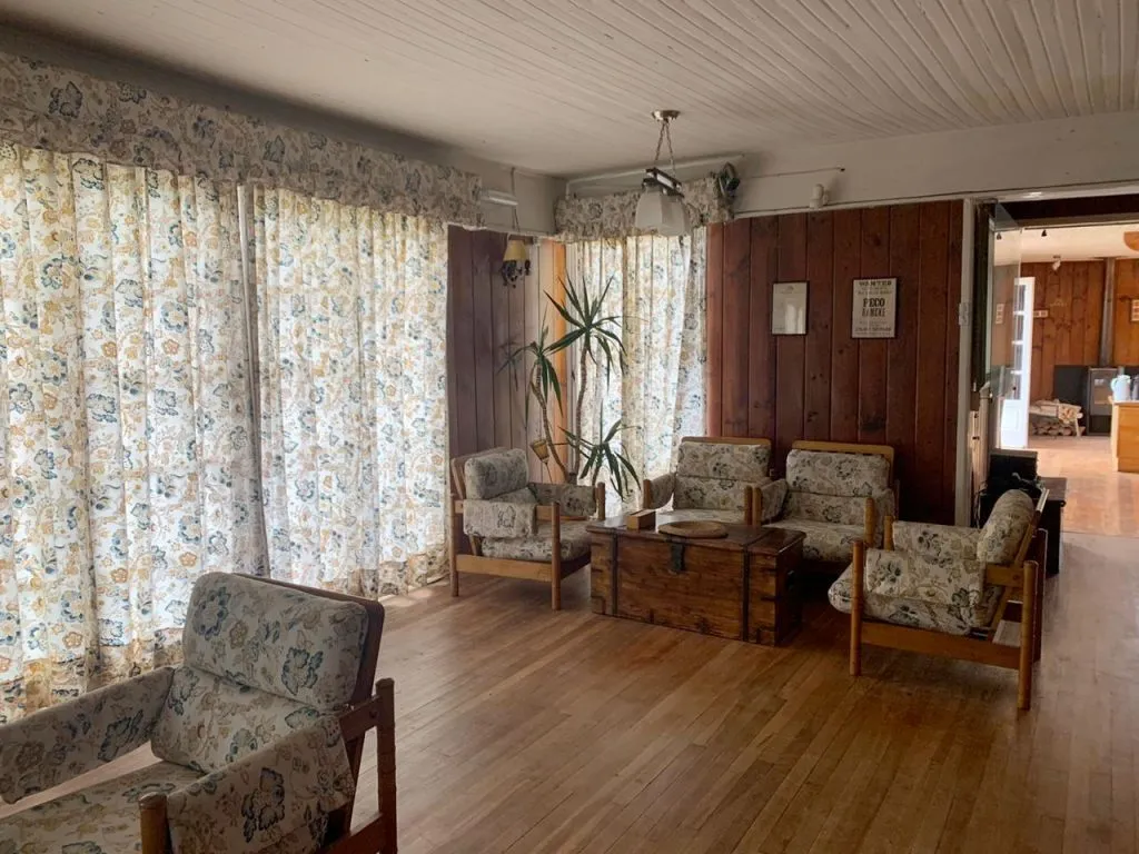 Living interior de una cabaña